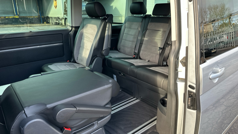 Volkswagen Caravelle 2.0 TDI Executive 199 5dr DSG Diesel Estate